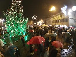 Maxi albero, luci, coro gospel e danza: la pioggia non ferma la cerimonia