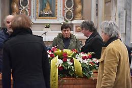 FOTO Gianni Morandi al funerale di Renzo Finardi
