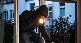 Notte di paura, anziana svegliata dal ladro 