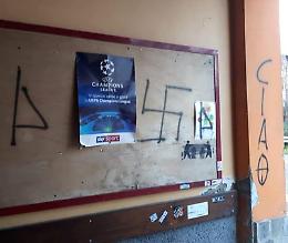 Vandalismi e svastiche all'Arci di Ombriano