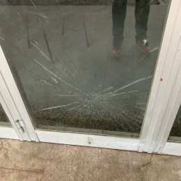 Vandali in azione alla palestra comunale