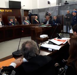 Bus dirottato, Ousseynou Sy in aula: "Colpa di Salvini"