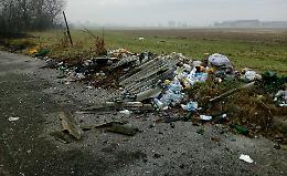 Area Cise, scaricati lastre di eternit e rifiuti