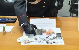 Trova la droga nella stanza del figlio, mamma chiama i carabinieri: 31enne denunciato