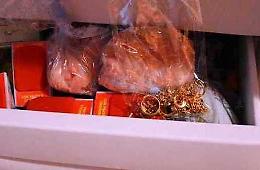 Castelvetro, coniugi derubati da finti addetti