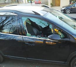 Porta il bimbo all’asilo nido. Rubata la borsa dall'auto