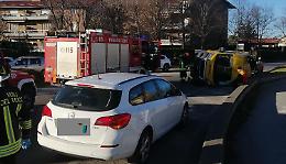 VIDEO Rotonda del Gran Rondò, scontro tra auto e furgone