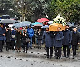 Tra le lacrime l'addio al 16enne Umberto