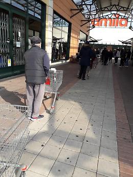 Coronavirus,  tutti in fila a Viadana per fare la spesa
