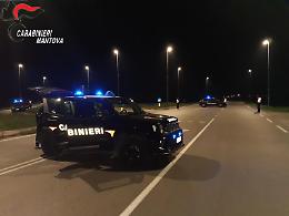 Finti tamponi per entrare in casa, truffatori messi in fuga dai carabinieri
