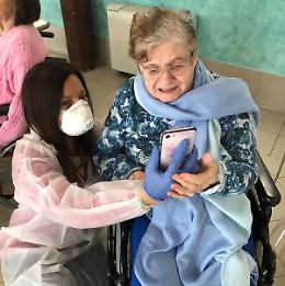 Coronavirus, tablet  per videochiamare  i propri cari