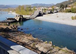Crolla un ponte sul fiume Magra, precipita un furgone: un ferito