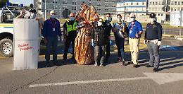 Vince un uovo di Pasqua da 20 chili e lo dona ai Samaritani