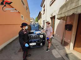 I carabinieri consegnano a due studenti i tablet donati dalla scuola