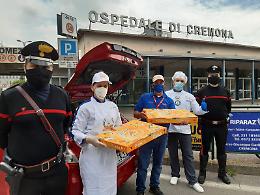 Coronavirus, i carabinieri consegnano pizze negli ospedali e computer agli studenti