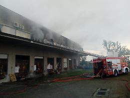 Grumello, a fuoco il piano superiore di un capannone industriale