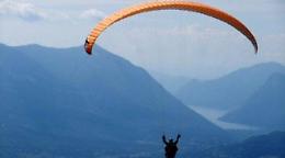 Cade con parapendio, muore nel Bresciano