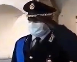 La gaffe dell'ufficiale dei vigili: saluto con la mano sinistra durante l'Inno