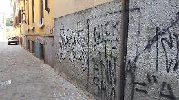 FOTO Via Benvenuti, la «lavagna» cittadina