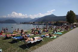 Iseo, spiaggia contingentata