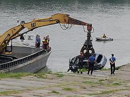 Recuperata l'auto inabissata nel Po, all'interno non c'è nessuno