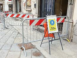 Corso Matteotti: colpito dai calcinacci, passante ferito
