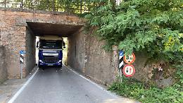 Si incastra col tir nel sottopassaggio, strada chiusa