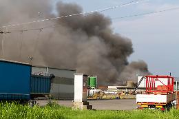 FOTO  Incendio alle torri di raffreddamento dell'acciaieria Arvedi
