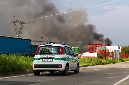 Incendio all'Arvedi, Cattaneo: «Situazione sotto controllo, nessuna dispersione in aria»