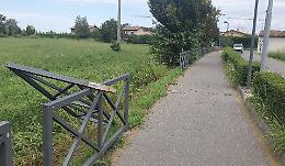 Vandali sulla pista ciclabile, divelte tre transenne