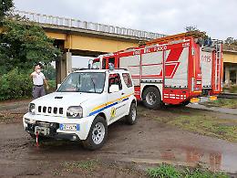 FOTO Rifiuti abbandonati e bruciati: l'intervento dei pompieri al Canale Navigabile