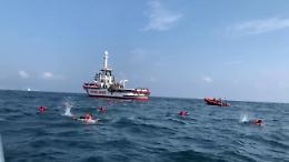 Open Arms, 48 migranti si lanciano mare