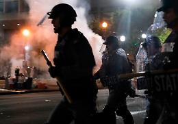 Breonna Taylor: violenta rivolta a Louisville, spari contro gli agenti, 2 feriti
