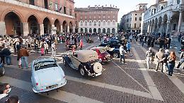 FOTO Auto storiche e musica: lo spettacolo sotto il Torrazzo
