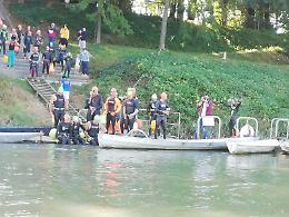 FOTO Tuffo e nuotata nel Po per i cento anni della canottieri Ongina