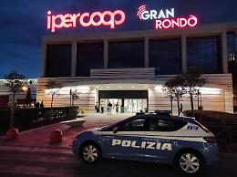 Niente mascherina, rimproverato ritorna col cric