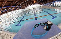 Piscina comunale, impianto chiuso: è scontro