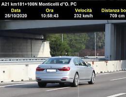Sfreccia sull’A21 ai 232 orari, maxi multa e patente ritirata