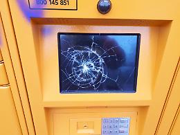 Vandali in azione, fuori uso l'Amazon Locker di via Bergamo