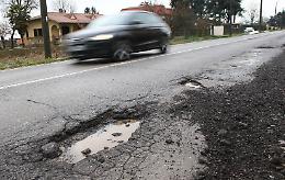 Neve, sale e poi pioggia: strade da rattoppare