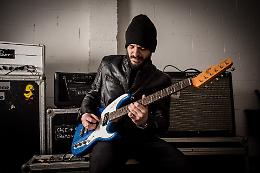 Mattia Tedesco, una  chitarra cremonese per Vasco 