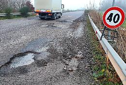 Cade in moto per una buca e fa causa alla Provincia per 44 mila euro