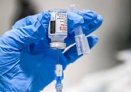 Covid, nei "drive in" per i tamponi la somministrazione dei vaccini