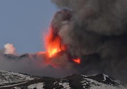 Etna, lava e fumo: eruzione spettacolare