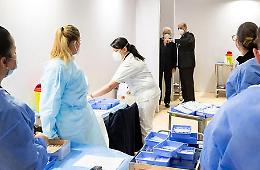 &nbsp;Mattarella visita l'hub vaccinale alla Nuvola di Fuksas con Zingaretti