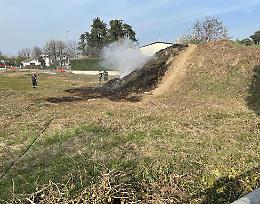 Baby gang incendia campo e insulta il sindaco