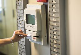 Timbrò per la collega: licenziata e riassunta