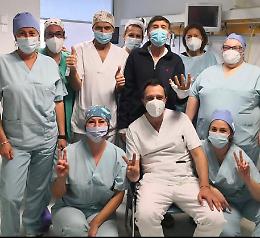 Morandi dimesso, posta foto con medici e infermieri