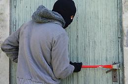 Razzia alle scuole: via 5 computer e 3 tablet