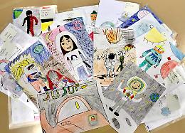 I disegni dei bimbi in orbita attorno alla luna